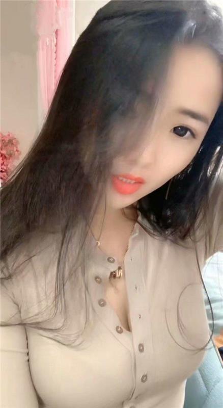 成都青羊万达广场体轻娇小美女抱起来打桩